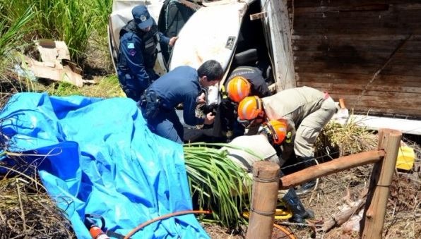 Veículo capotou às margens da rodovia - Plantão Angélica
