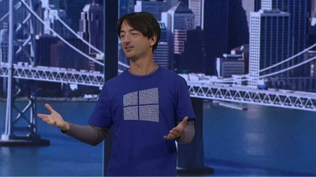Reprodução de EXAME.com
Joe Belfiore usando a camiseta: mensagens em código binário foram decifradas