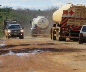 Em outubro de 2016, a rodovia estava repleta de buracos