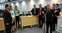 Autor da CPI, Paulo Pedra (esq.) acompanha fala dos demais parlamentares que também apoiam criação da CPI. (Foto:Divulgação)