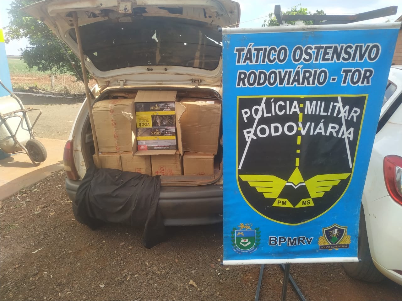 Polícia apreende comboio de veículos com produtos contrabandeados