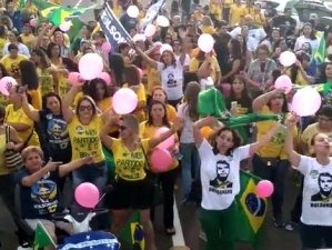 Manifestantes organizam para realizar carreata pró-Bolsonaro Manifestação da mulher a favor de Bolsonaro, ontem (29).