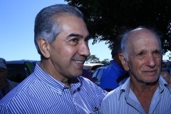Reinaldo e seo Antônio conversando sobre a construção da primeira ponte.
