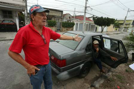 Israel agora dorme no carro de um vizinho Foto: Fabiano Rocha