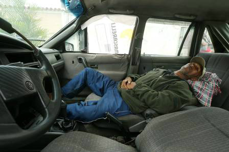 O carro que Israel usa como cama Foto: Fabiano Rocha