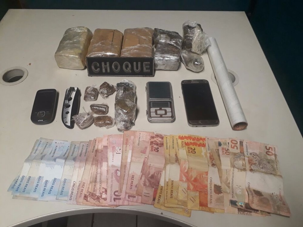 Droga, dinheiro e celulares apreendidos com o traficante, em Campo Grande, MS (Foto: BPChoque/ Divulgação)