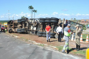 O motorista perdeu o controle da direção e acabou tombando (Foto: Marcelo Calazans)