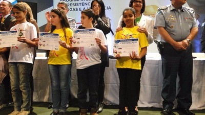 Alunos da REME participam de formatura de programa antidrogas e passeata