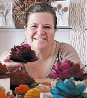 Cláudia Castelão desenvolve há 15 anos peças inspiradas na Flor de Xaraés - Foto: Divulgação