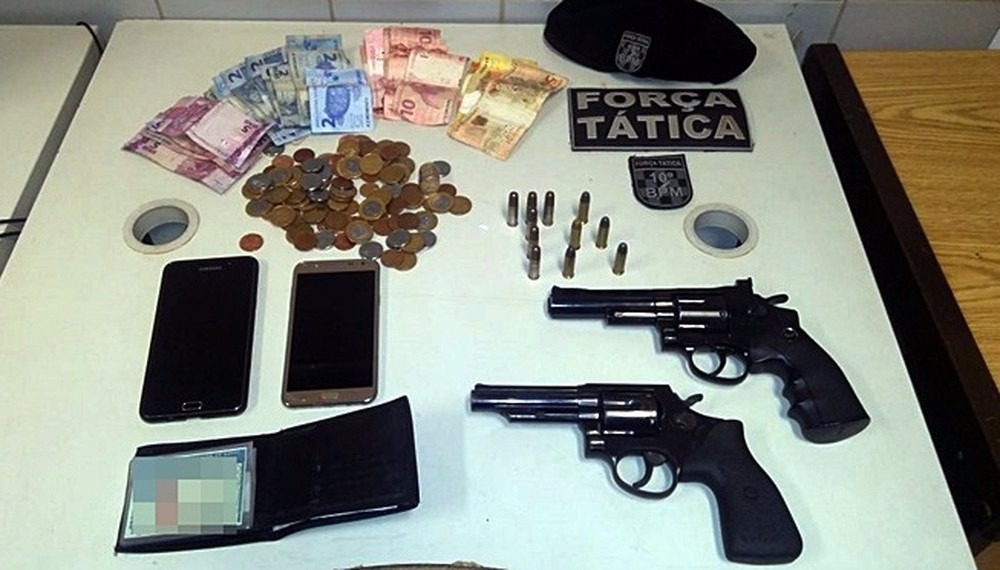 Arma, dinheiro, celulares e documentos apreendidos com jovens presos em Campo Grande (Foto: PM/Divulgação)