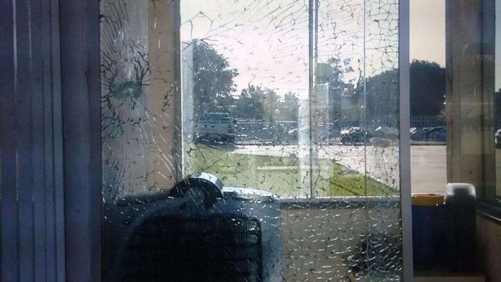 Vidros do Hospital Regional foram atingidos por disparos (Foto: Mauro Almeida)