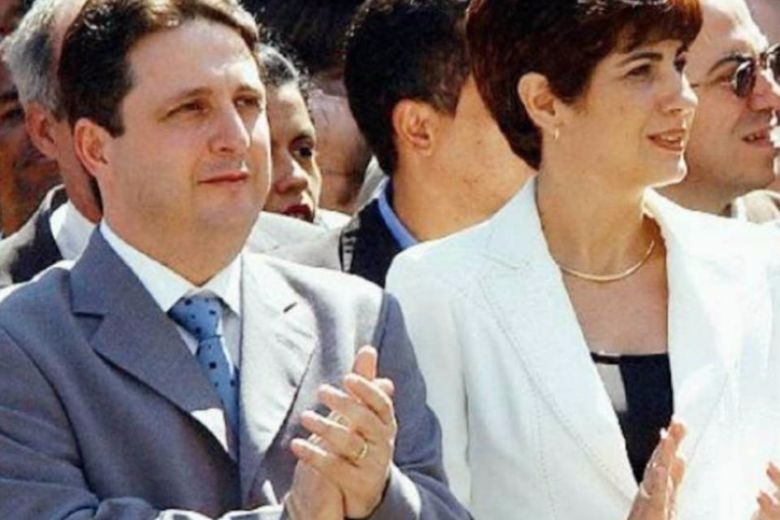 Ex-governadores Anthony e Rosinha Garotinho são presos Ex-governadores Anthony e Rosinha Garotinho são presos