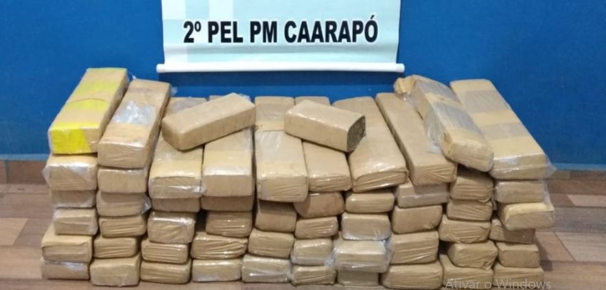 Duas passageiras são presas com quatro mochilas contendo maconha Duas passageiras são presas com quatro mochilas contendo maconha
