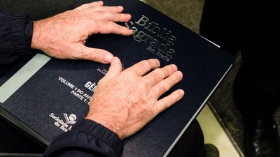 Acervo da bibliotéca municipal passa contar com bíblia em braile