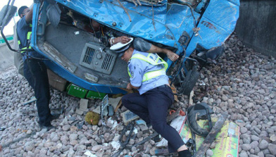 Policial usa seu corpo como sustentação