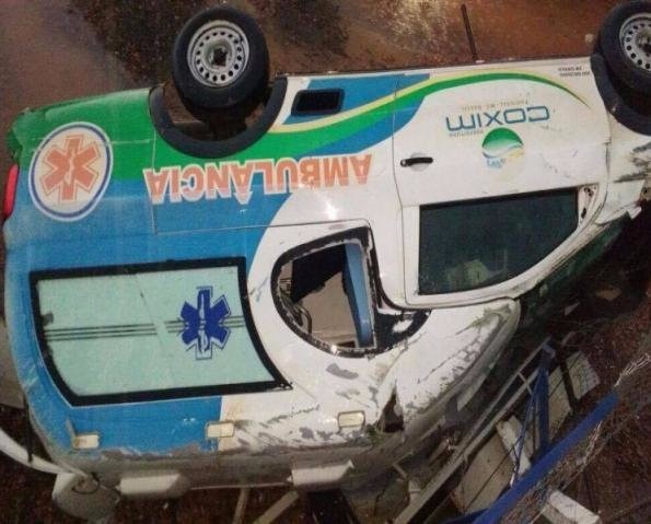 Ambulância da prefeitura de Coxim após queda em ribanceira - Crédito: (Paulo Sergio/Rio Verde MS)