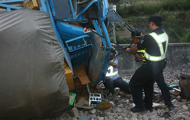 Policial usa seu corpo como sustentação durante 3 horas para aliviar dor de motorista vítima de acidente