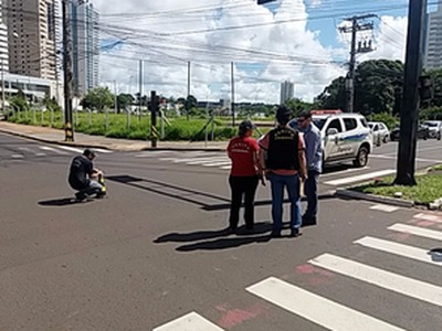 Peritos e policiais em vistoria no local do acidente que matou advogada, em Campo Grande, MS (Foto: Reprodução/ TV Morena)
