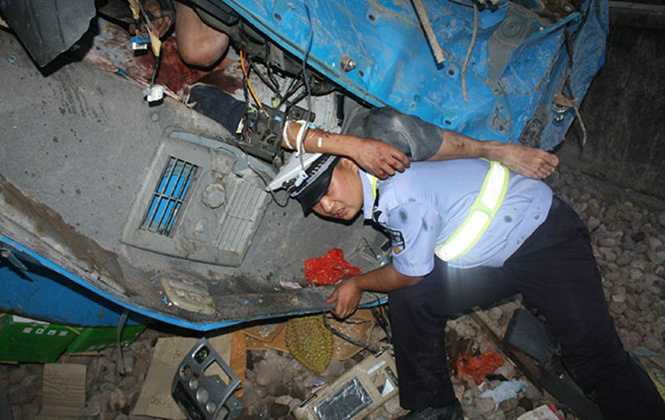 Policial usa seu corpo como sustentação durante 3 horas para aliviar dor de motorista vítima de acidente