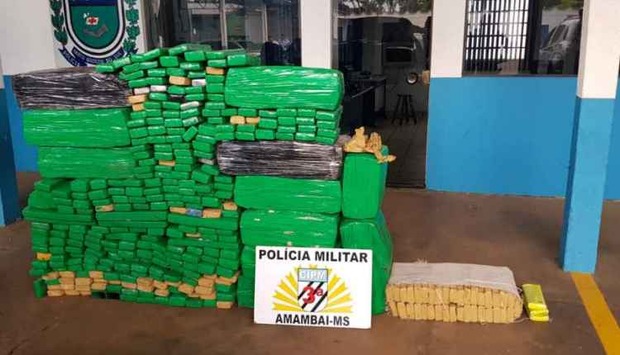 Dupla é presa com dezenas de tabletes de maconha que iria para SP Dupla é presa com dezenas de tabletes de maconha que iria para SP