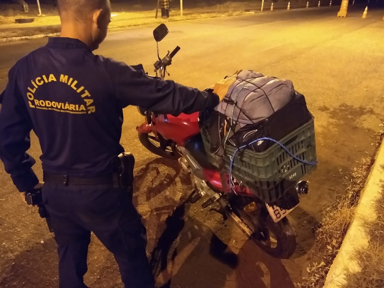 Homem com tornozeleira eletrônica é flagrado com 48 kg de maconha em moto