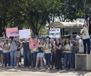 Acadêmicos de medicina protestam e UFMS promete melhorias no curso Estudantes reivindicam melhorias no curso - Paulo Ribas