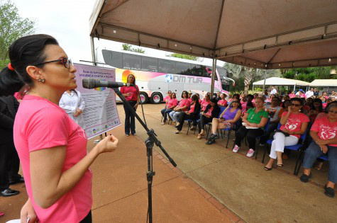 Prefeitura abre programação da campanha Dourados Rosa A abertura aconteceu na Praça Antônio João, das 8h às 12h, com diversos serviços gratuitos à população, como aferição de pressão e demais serviços em saúde -A. Frota