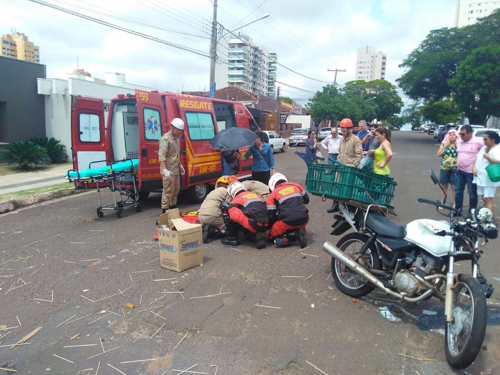 Motoentregador é socorrido pelo Corpo de Bombeiros, em Campo Grande, MS (Foto: Osvaldo Nóbrega/TV Morena)