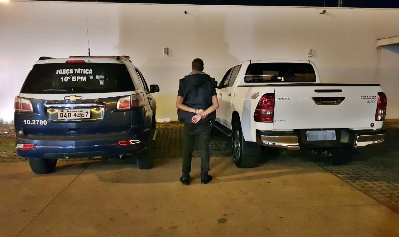 PM prende atravessador de veículos roubados e recupera Hilux PM prende atravessador de veículos roubados e recupera Hilux