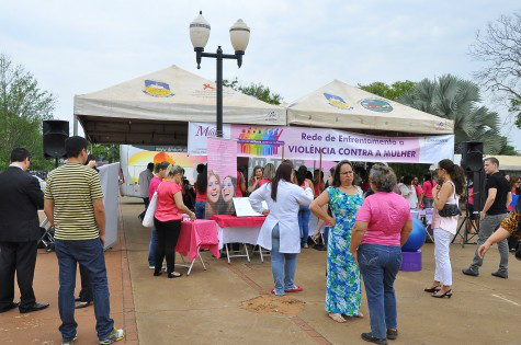 Prefeitura abre programação da campanha Dourados Rosa A abertura aconteceu na Praça Antônio João, das 8h às 12h, com diversos serviços gratuitos à população, como aferição de pressão e demais serviços em saúde. – A. Frota