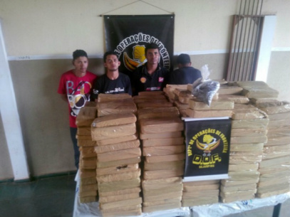 Os quatro mato-grossenses presos com maconha que seria levada para Rondonópolis (Foto: Divulgação)