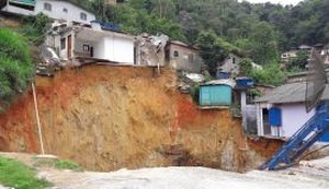 Deslizamento na BR-040, que liga o Rio de Janeiro a Juiz de Fora, abriu uma cratera às margens da pista. Arquivo/Divulgação/Prefeitura de Petrópolis
