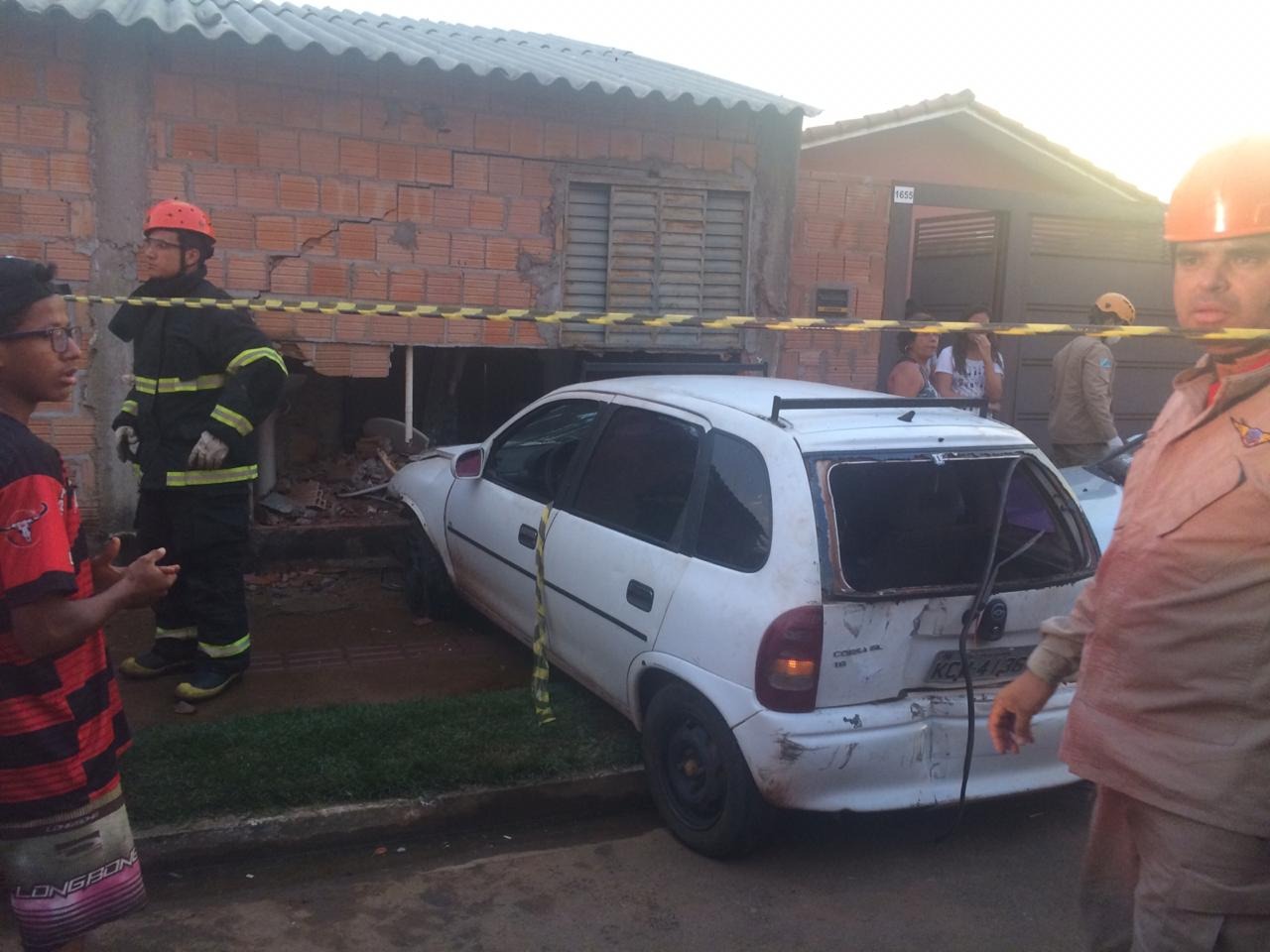 Carro invade residência, e deixa duas pessoas feridas Duas pessoas ficaram feridas. Reprodução/Redes Sociais