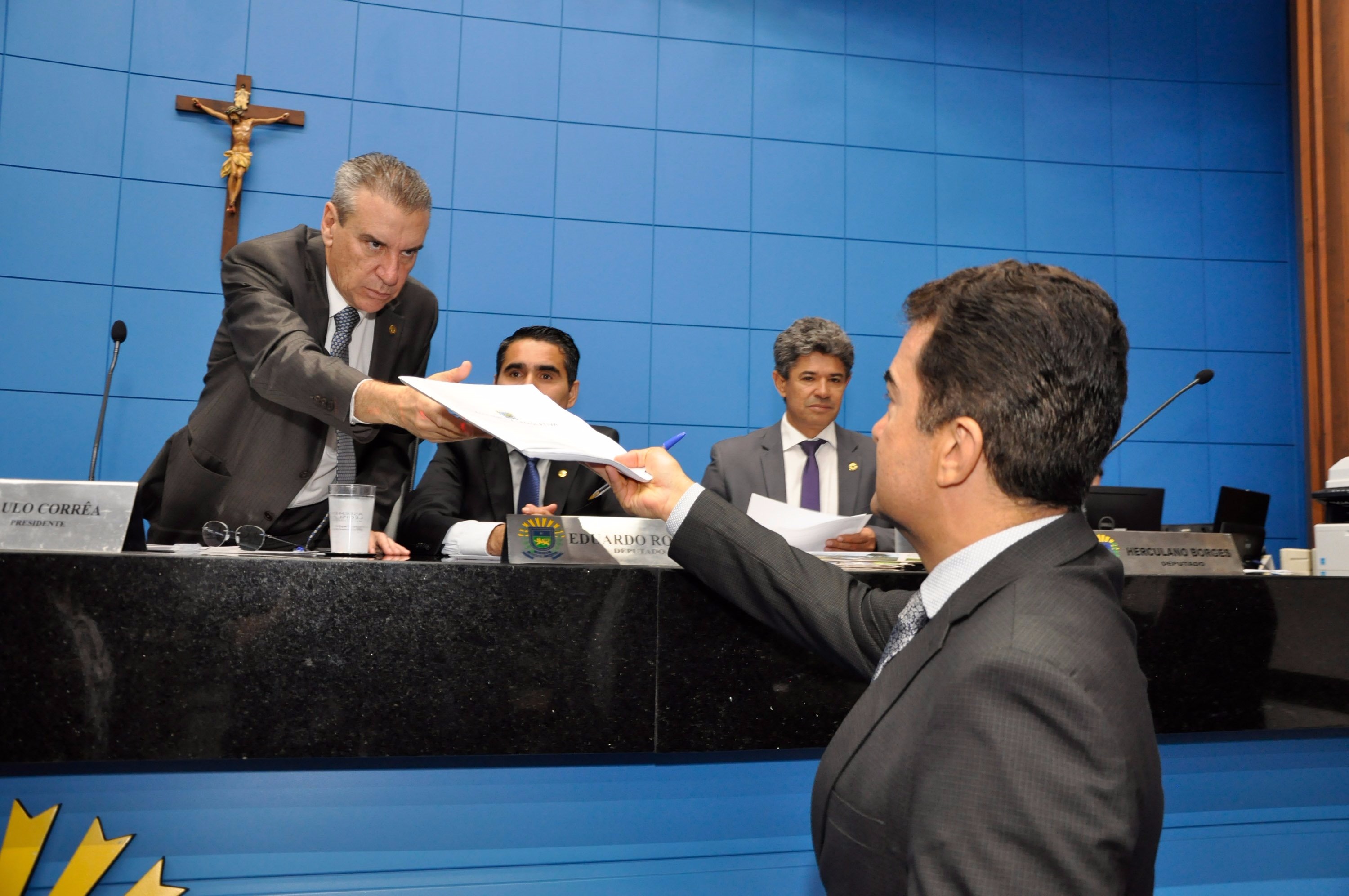 Com suspeita de irregularidade nos medidores, Assembleia deve abrir CPI contra Energisa Deputado Marçal assina pedido de abertura de CPI e entrega ao presidente da Assembleia, Paulo Corrêa. Foto: Luciana Nassar