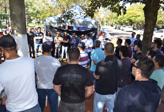 Os policiais civis acampados na frente da Governadoria decidiram continuar com o movimento.