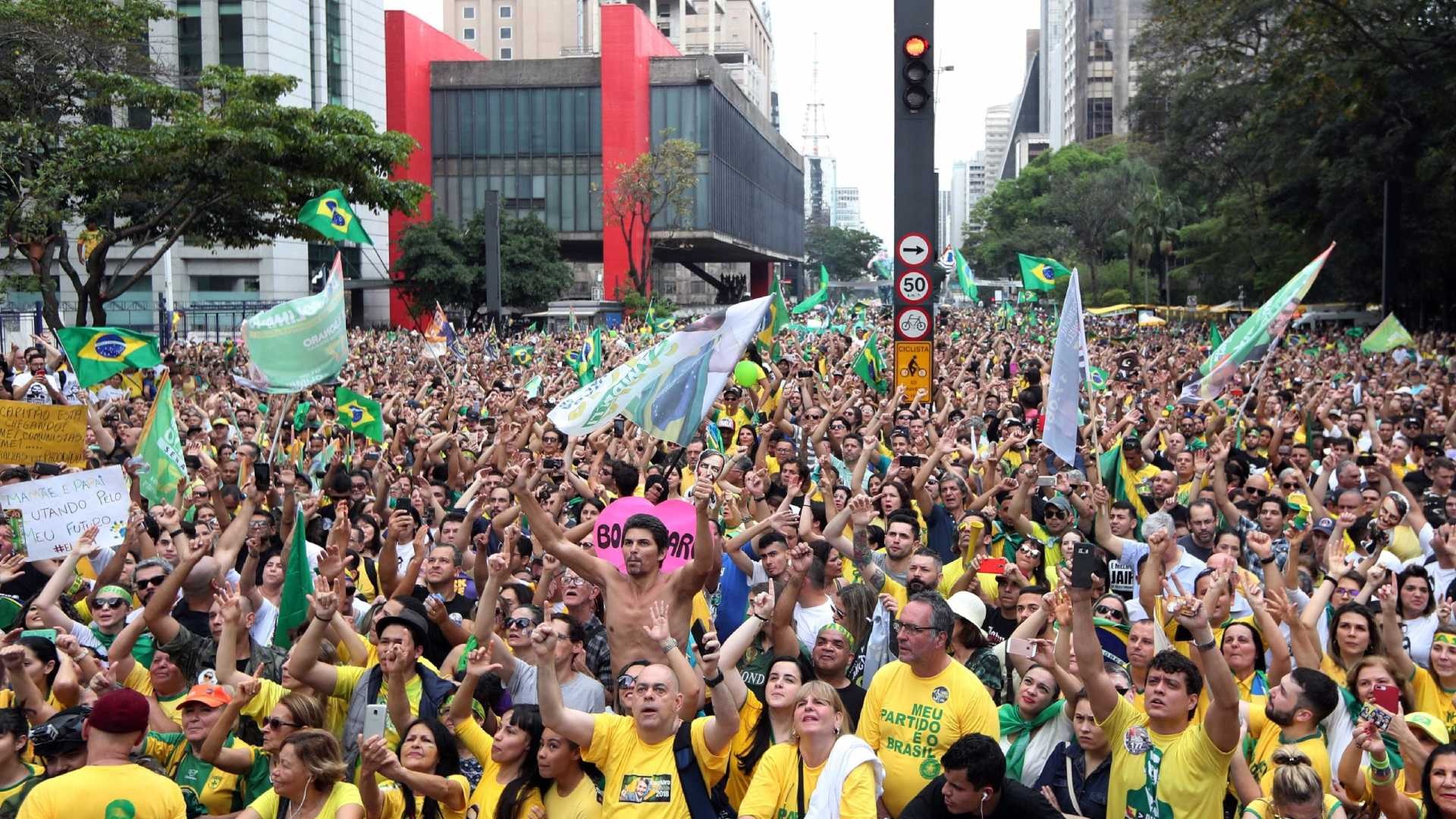 Defensores de Bolsonaro promovem atos de apoio pelo país Reuters / Paulo Whitaker