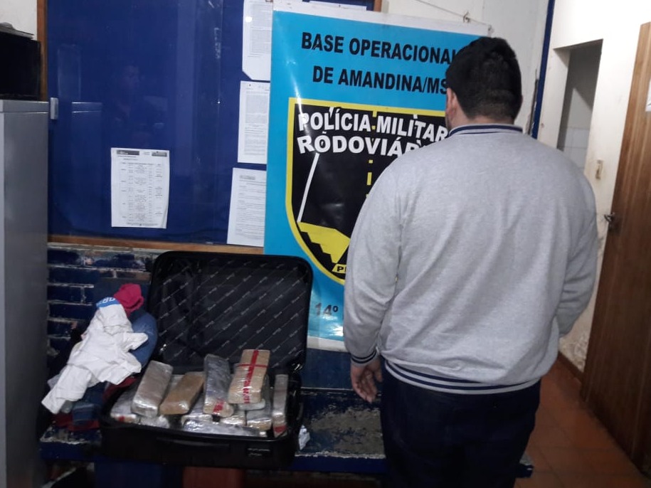 Paraguaio é preso levando 19 tabletes de maconha dentro de ônibus PMR/Divulgação