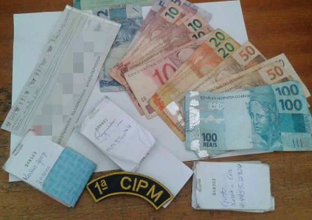 Dinheiro, cheque e canhotos apreendidos (Foto: Polícia Militar/Divulgação)
