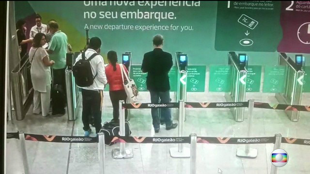 Imagens mostram Eike embarcando do Galeão para Nova York (Foto: Reprodução/GloboNews)