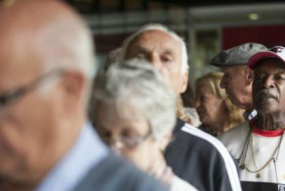Câmara aprova projeto que dá prioridade especial às pessoas com mais de 80 anos O projeto altera o Estatudo do Idoso, garantindo prioridades especiais nos serviços de saúde e em processos judiciais às pessoas com mais de 80 anosArquivo/Marcelo Camargo/Agência Brasil