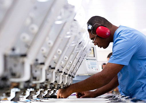 Dados do IBGE apontam redução da produção industrial em agosto Dados do IBGE apontam redução da produção industrial em agosto