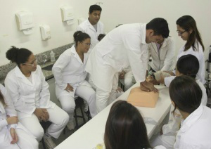 Unigran e UEMS promovem Semana Acadêmica de Enfermagem Minicurso de Urgência e Emergência aconteceu em Laboratório da UNIGRAN