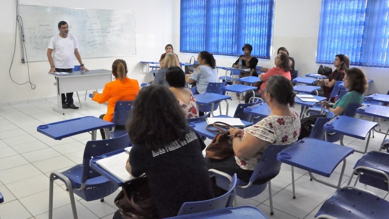 Estudantes começam a escrever cartinhas para campanha Papai Noel dos Correios Estudantes começam a escrever cartinhas para campanha Papai Noel dos Correios