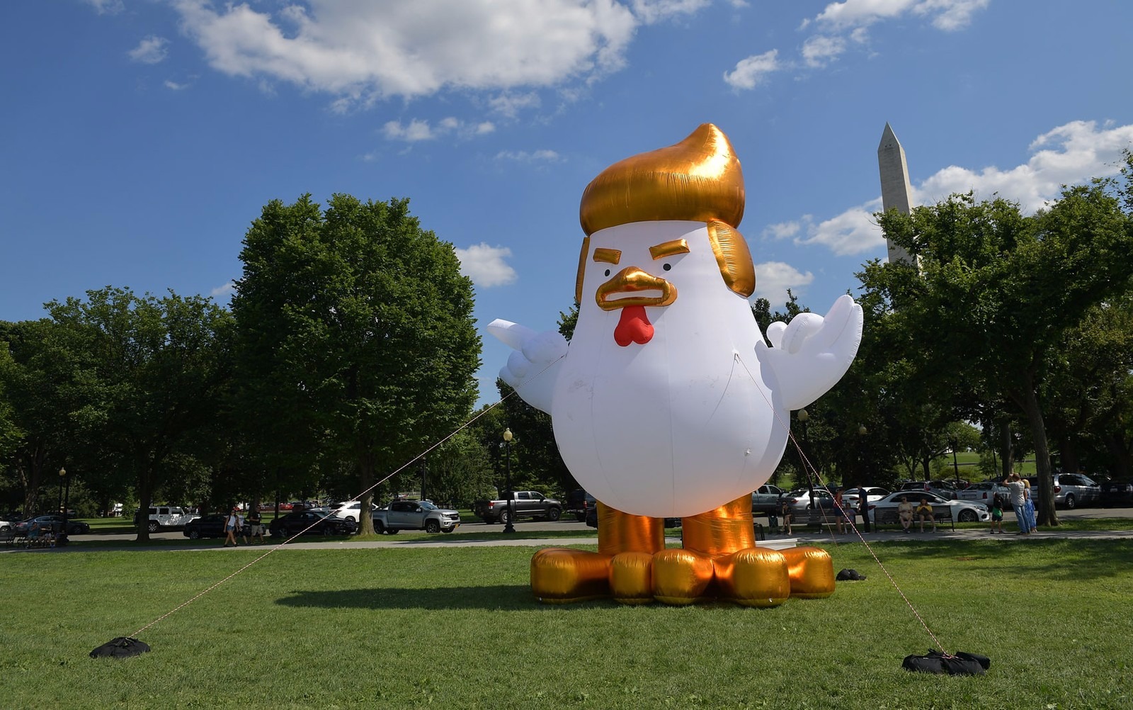 Galinha inflável com topete de Donald Trump é vista atrás da Casa Branca Uma galinha inflável imitando o presidente Donald Trump é vista no parque The Ellipse, atrás da Casa Branca e próximo ao Washington Monument, na quarta (9) (Foto: Mandel Ngan/AFP)