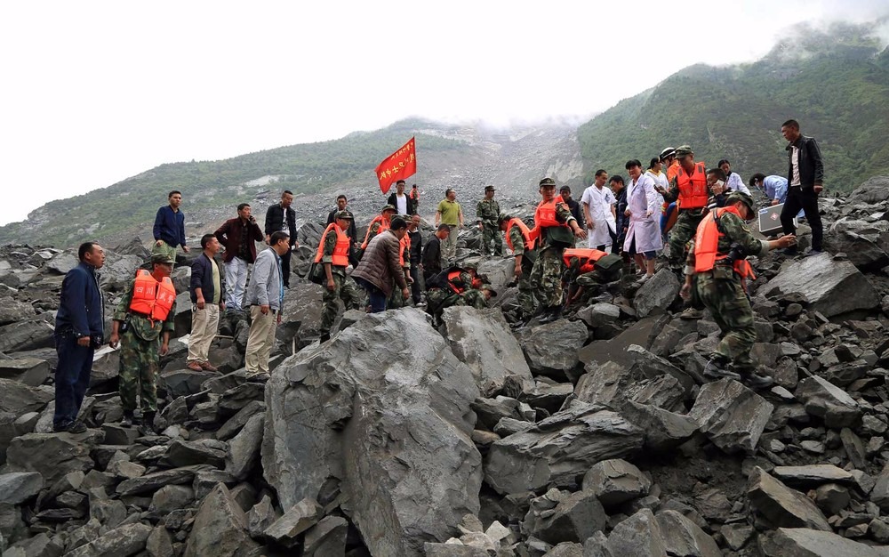 Equipes de emergência trabalham no local de deslizamento de terra na vila de Xinmo, condado de Maoxian, na província de Sichuan (Foto: Qinghai / Xinhua / via AP Photo)