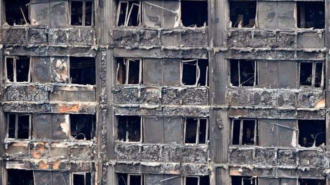 Acredita-se que revestimento na fachada da Grenfell Tower tenha acelerado propagação das chamas. GETTY IMAGES