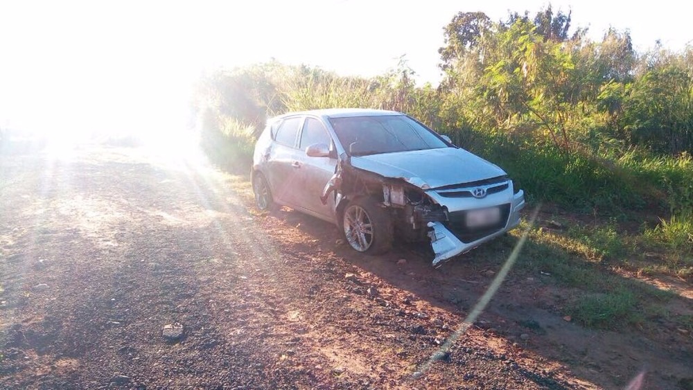 Motorista não se feriu; carro ficou com a frente bastante danificada (Foto: Flávia Galdiole)