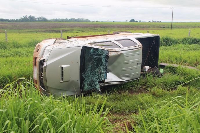 Motorista capota Toyota Hilux na MS-276 em Nova Andradina