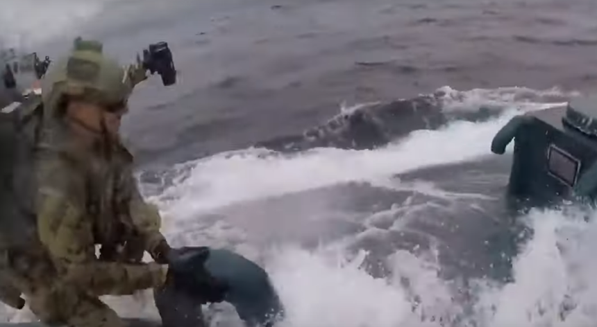 Vídeo: Guarda Costeira aborda submarino com drogas em alto mar