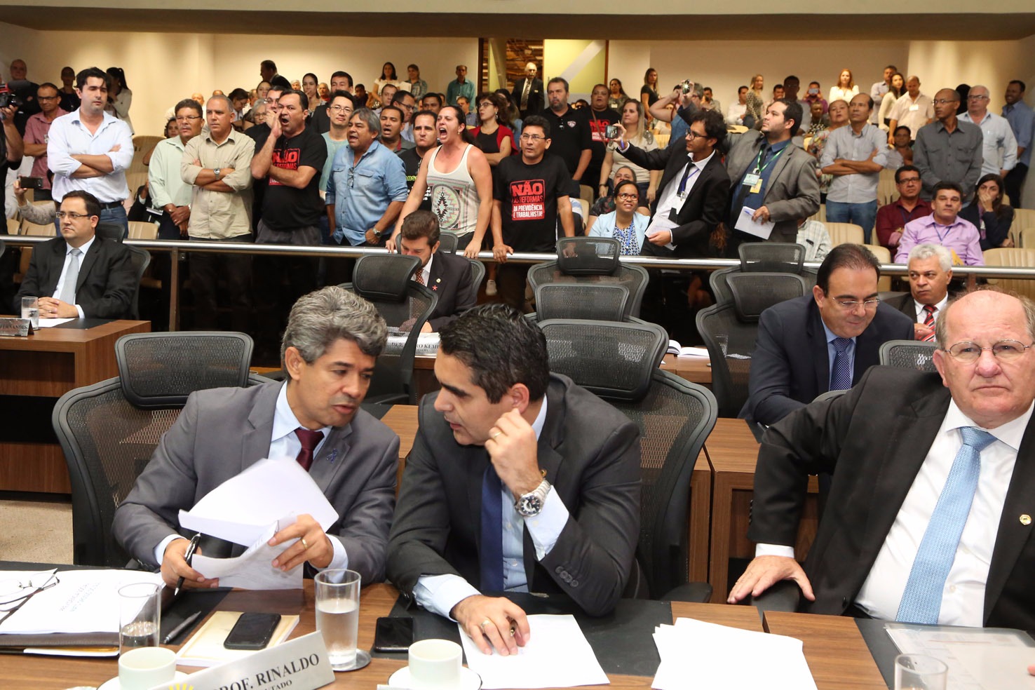 Servidores protestaram após aprovação de relatório - Victor Chileno / ALMS